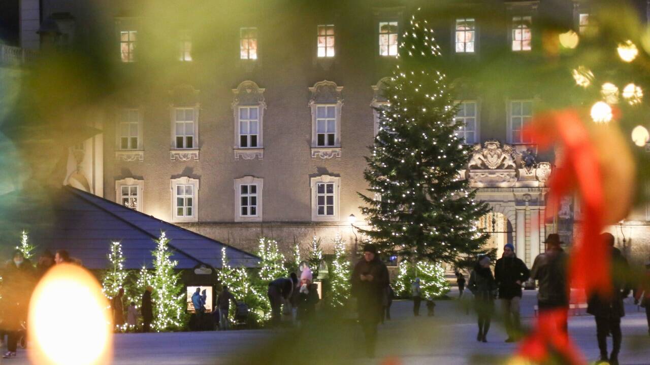 Im Vorjahr verbreiteten ein großer und mehrere kleine Christbäume vorweihnachtliches Flair auf dem Residenzplatz. Heuer kommt der Christbaum für den Salzburger Christkindlmarkt aus Seeham. 