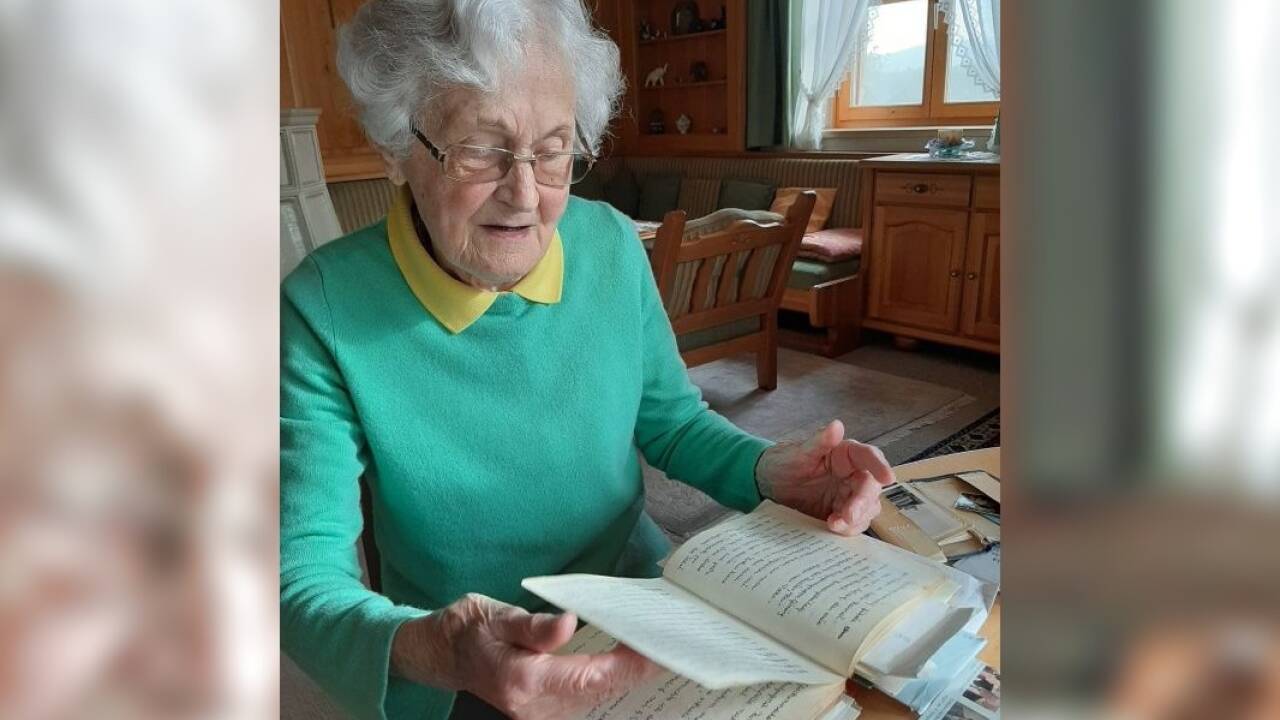 Katharina Spatzenegger blättert in ihrem Tagebuch, das sie schreibt, seit sie ein junges Mädchen ist. 