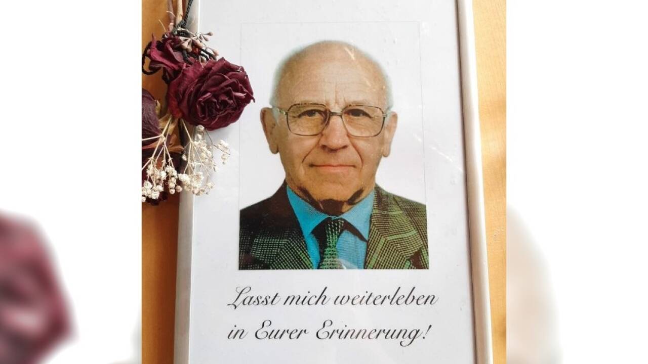Diese Tafel zum Gedenken an ihren verstorbenen Mann hängt im Wohnzimmer von Katharina Spatzenegger. 