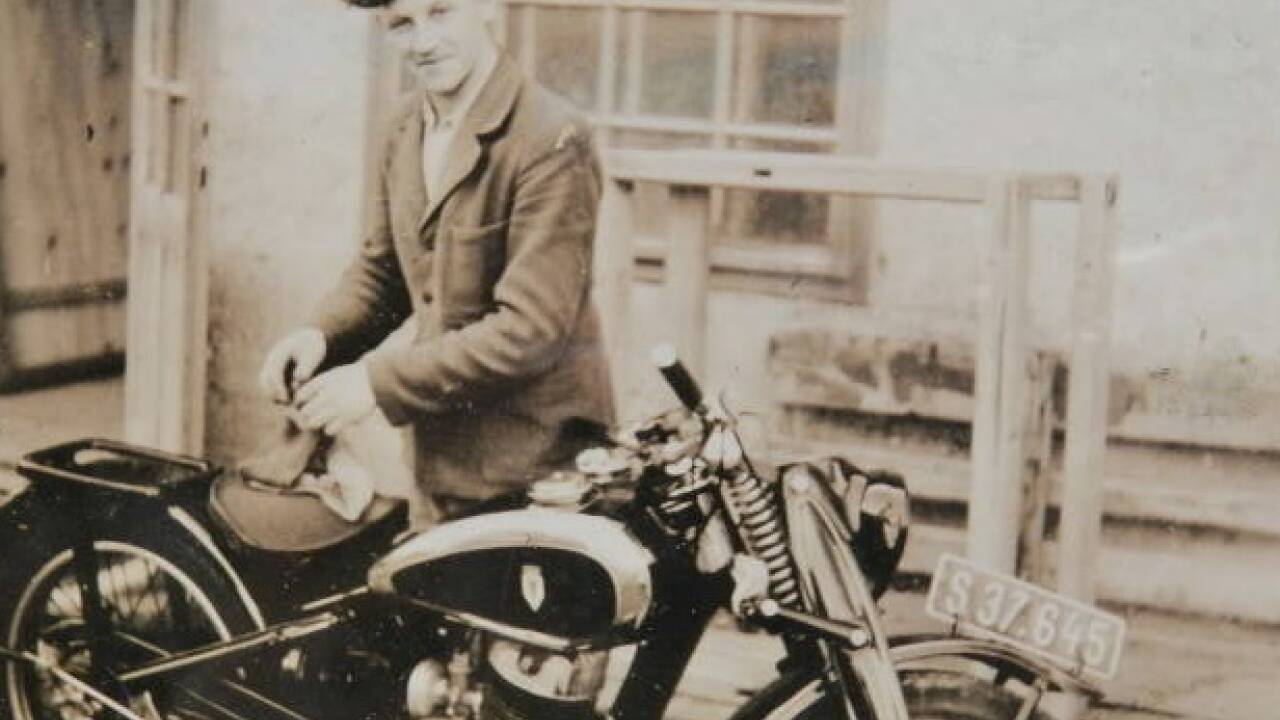 Hansi nach dem Krieg, das Wehrmachtsmotorrad hatte er sich von seinem ersten Lohn als Tischler gekauft, es restauriert und um das Fünffache weiterverkauft. Davon leistete er sich seine erste eigene Hobelmaschine. 