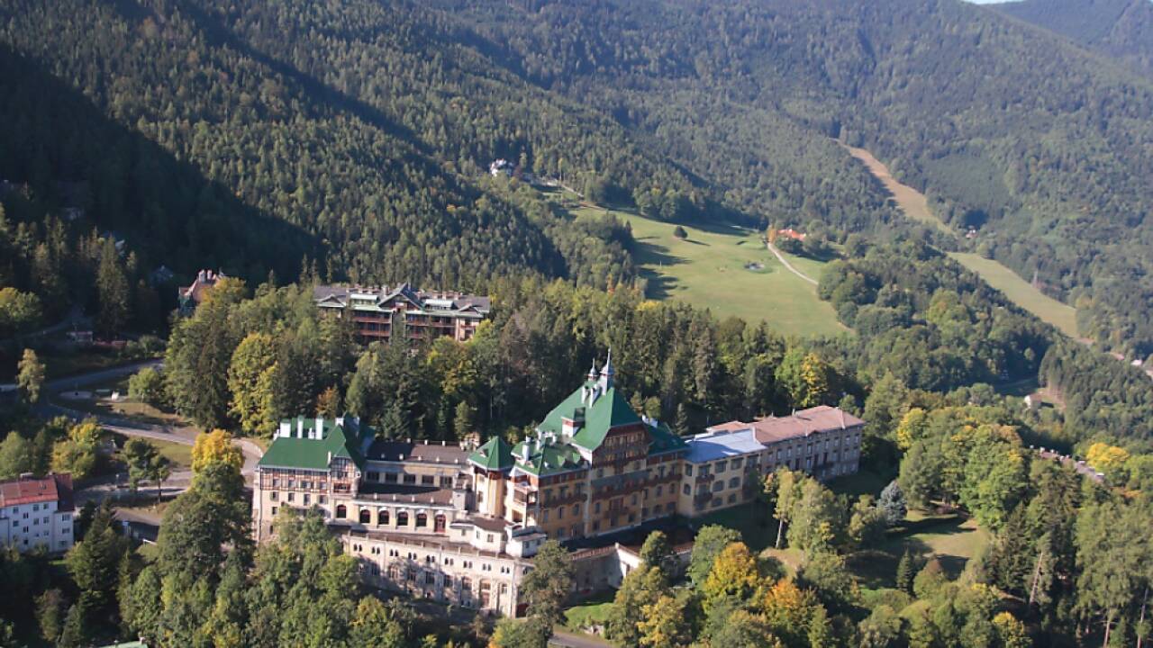Das alt-ehrwürdige Südbahnhotel am Semmering von Nordosten her gesehen 