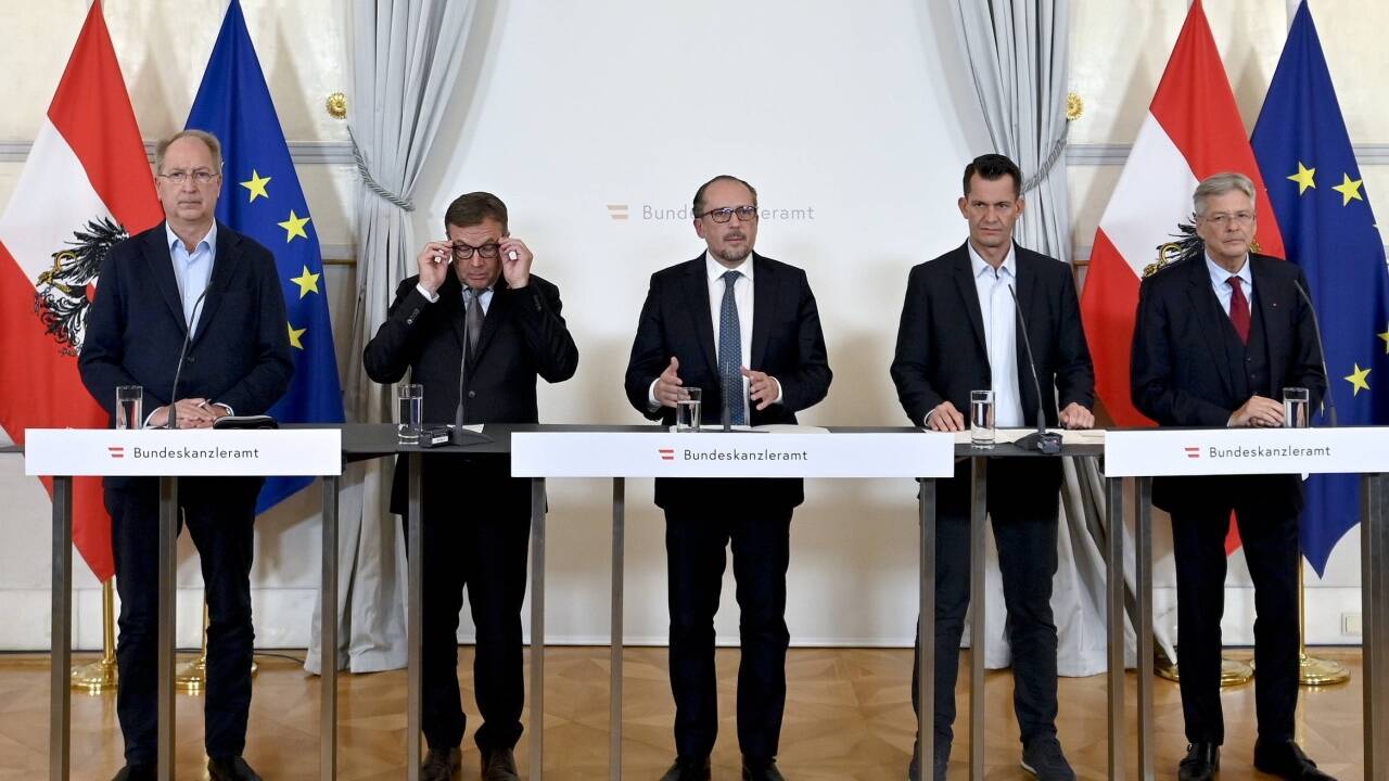 „Die Zügel anziehen“: Bundeskanzler Alexander Schallenberg (Mitte), Meduni-Vizerektor Oswald Wagner, LH Günther Platter, Gesundheitsminister Wolfgang Mückstein und LH Peter Kaiser (von links) am Freitag bei der Verkündigung neuer Corona-Maßnahmen. „Die Zügel anziehen“: Bundeskanzler Alexander Schallenberg (Mitte), Meduni-Vizerektor Oswald Wagner, LH Günther Platter, Gesundheitsminister Wolfgang Mückstein und LH Peter Kaiser (von links) am Freitag bei der Verkündigung neuer Corona-Maßnahmen.