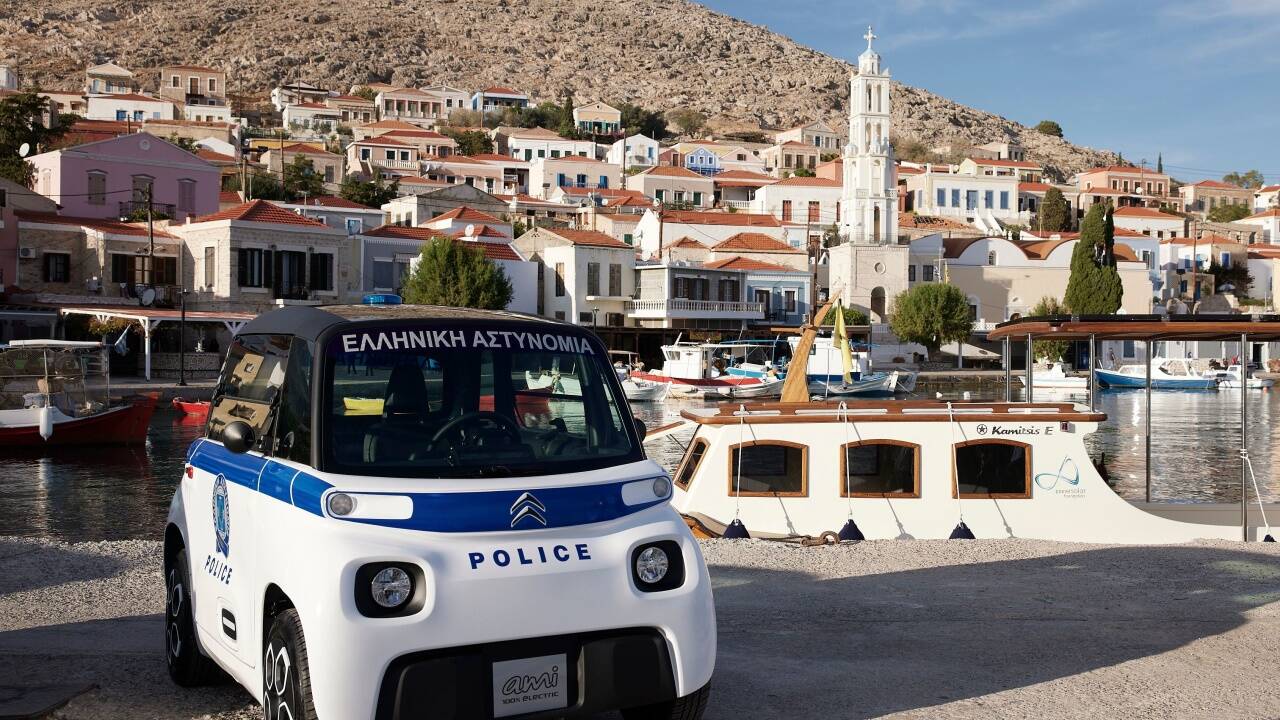 Gemeindeverwaltung, Polizei und der Hafenmeister von Chalki benutzen ab jetzt Elektrofahrzeuge.  Gemeindeverwaltung, Polizei und der Hafenmeister von Chalki benutzen ab jetzt Elektrofahrzeuge.