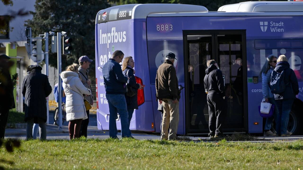 Warteschlangen bei den Impfbussen 