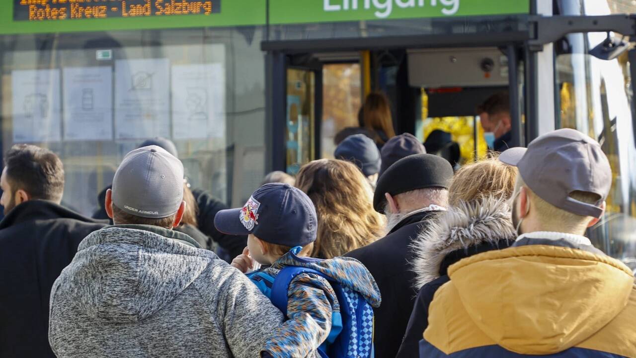 Eine lange Schlange von Impfwilligen gab es am Samstag beim Impfbus. 