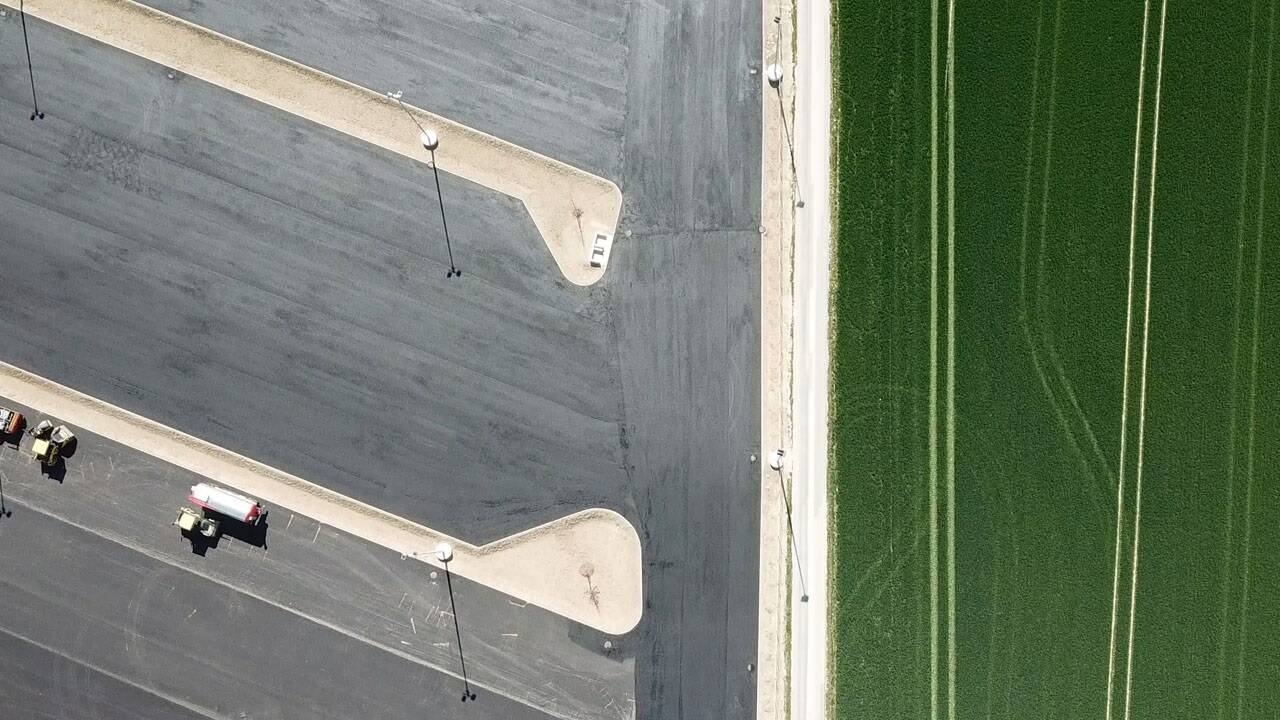 Verbaute Erde – Parkflächen statt Ackerland.  Verbaute Erde – Parkflächen statt Ackerland.