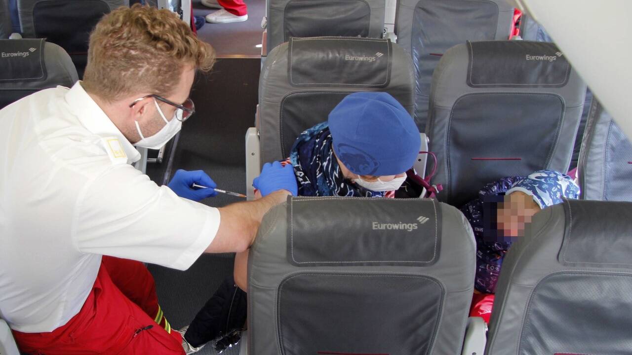 Der Stich in Reihe 21 des Airbus. Mehrere hundert Menschen nahmen diese Einladung am Dienstag in Anspruch. 