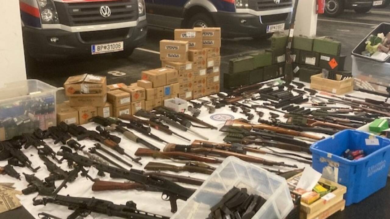 Unglaublich viele Waffen samt Kriegsmaterial 