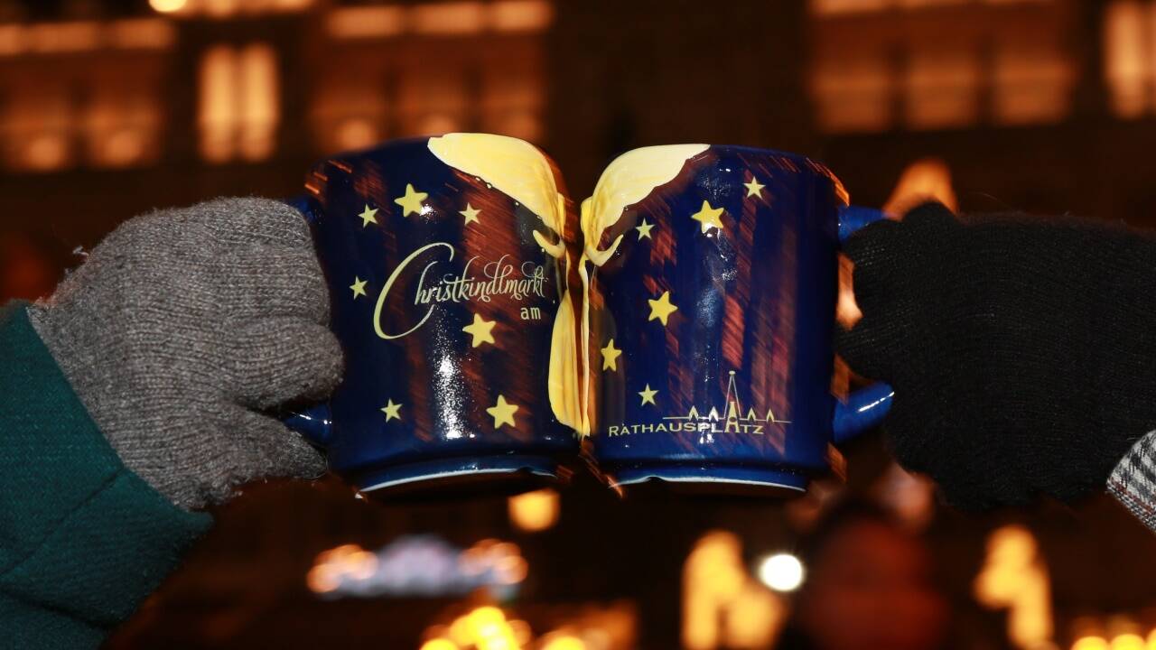 Beim Wiener Christkindlmarkt auf dem Rathausplatz gibt es heuer eine Zutrittskontrolle, bei der die Einhaltung der 2G-Regel überprüft wird. 