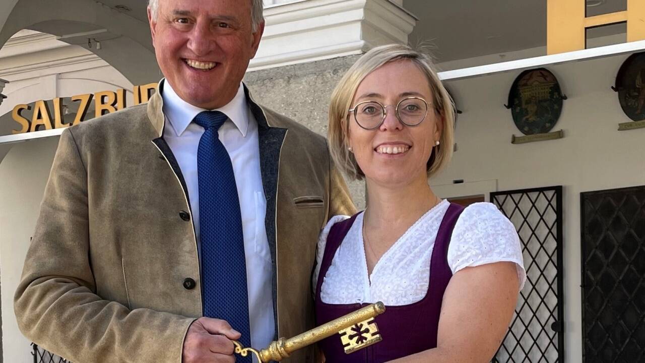 Wechsel im Salzburger Heimatwerk: Hans Köhl (65) übergibt die Schlüssel an Hildegund „Gundi“ Schirlbauer (43). 