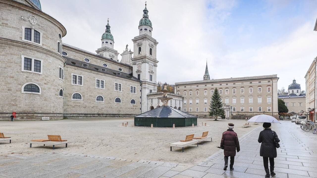 Dieses Bild vom leergefegten Salzburger Residenzplatz hat SN-Fotograf Robert Ratzer vor fast genau einem Jahr aufgenommen.  