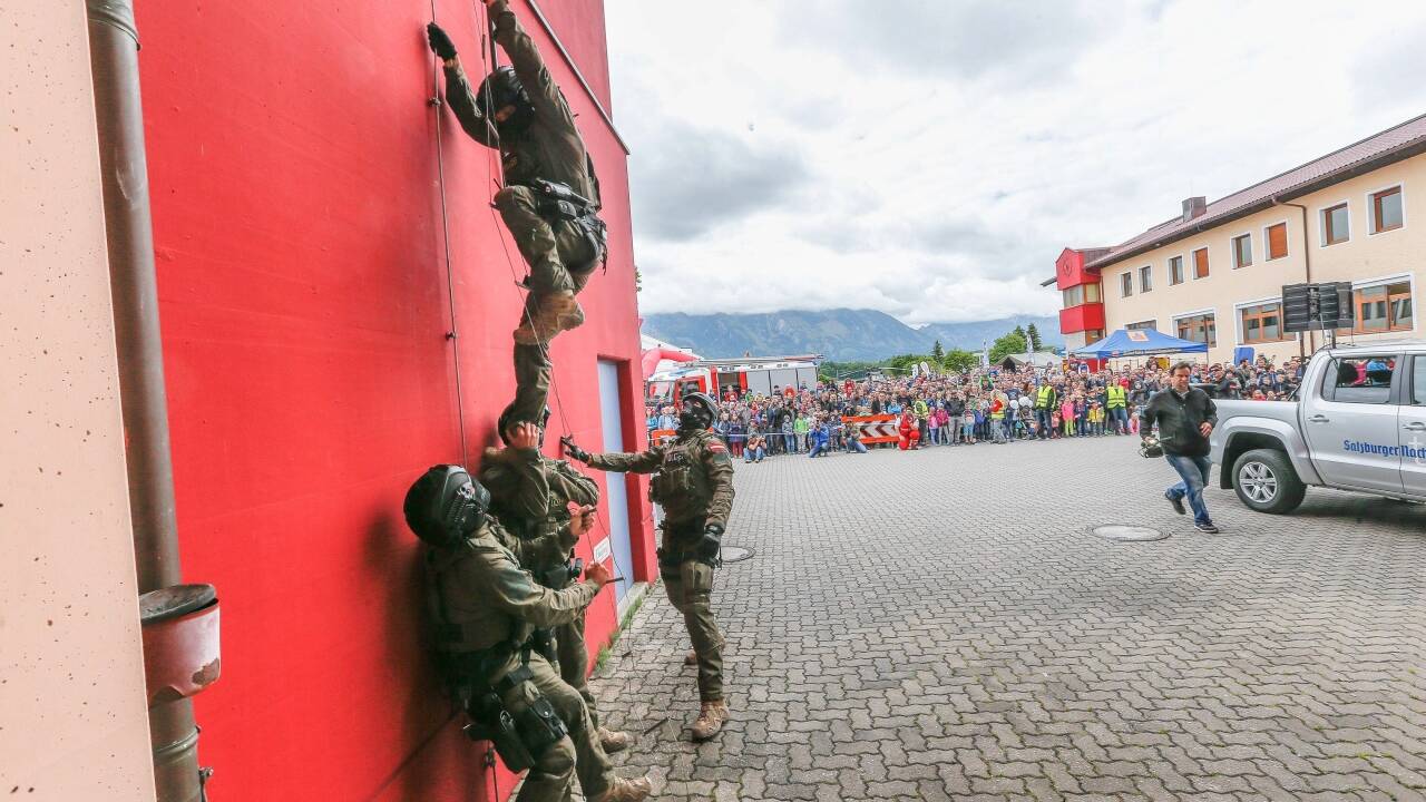 EKO Cobra beim Übungseinsatz. EKO Cobra beim Übungseinsatz.