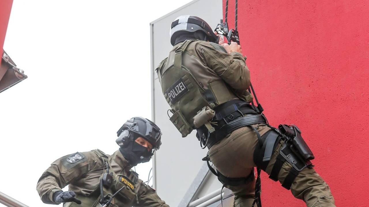 EKO Cobra beim Übungseinsatz. EKO Cobra beim Übungseinsatz.