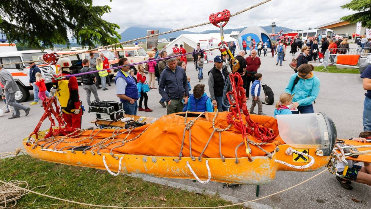 Die Höhlenrettung zeigt ihre Ausrüstung. Die Höhlenrettung zeigt ihre Ausrüstung.