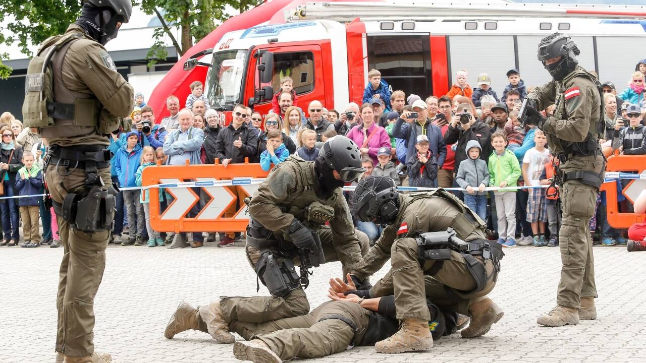 EKO Cobra beim Übungseinsatz. EKO Cobra beim Übungseinsatz.