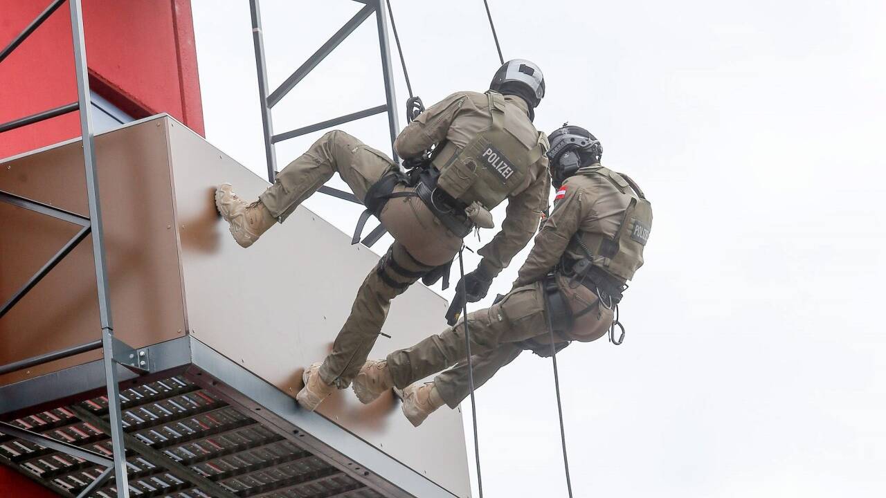 EKO Cobra beim Übungseinsatz. EKO Cobra beim Übungseinsatz.