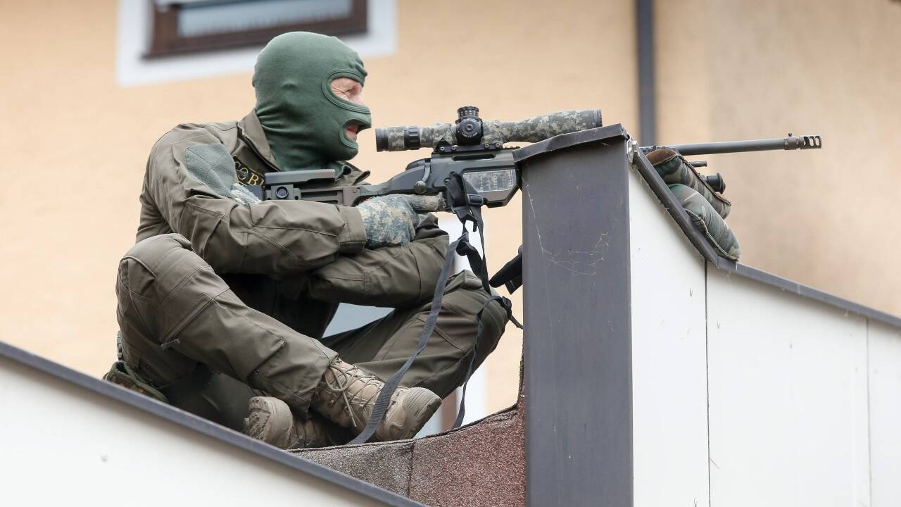 Ein Präzisionsschütze sichert seine Kameraden. Ein Präzisionsschütze sichert seine Kameraden.