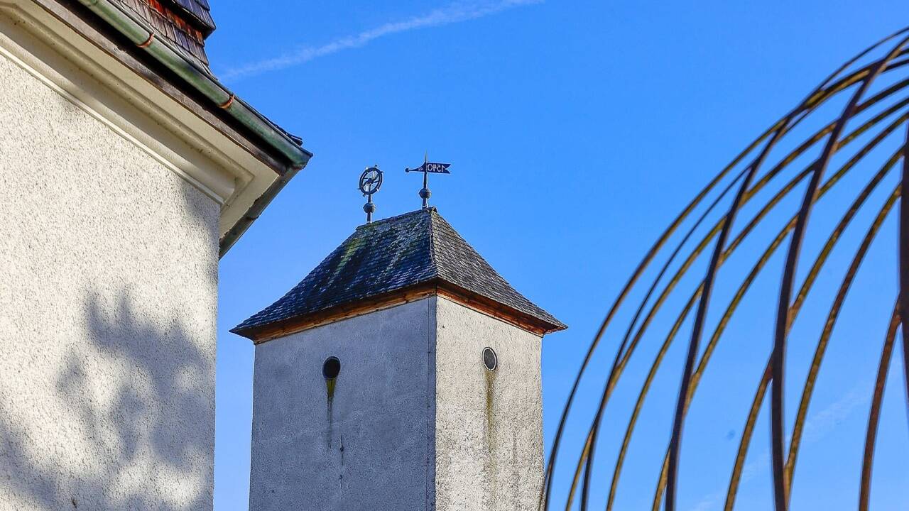 Kunstvoll lenkt SN-Fotograf Robert Ratzer den Blick auf den Oberndorfer Wasserturm.  