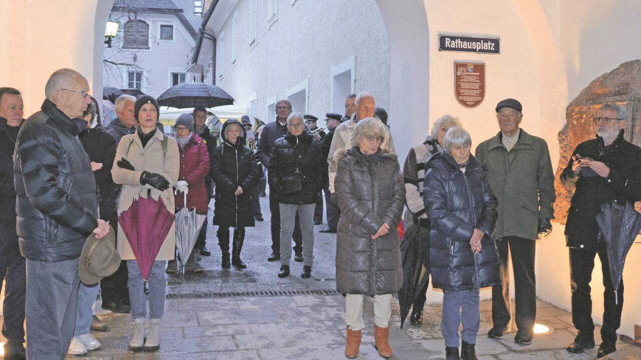 Angehörige aus ganz Österreich reisten zur Stolpersteinverlegung an.  Angehörige aus ganz Österreich reisten zur Stolpersteinverlegung an.
