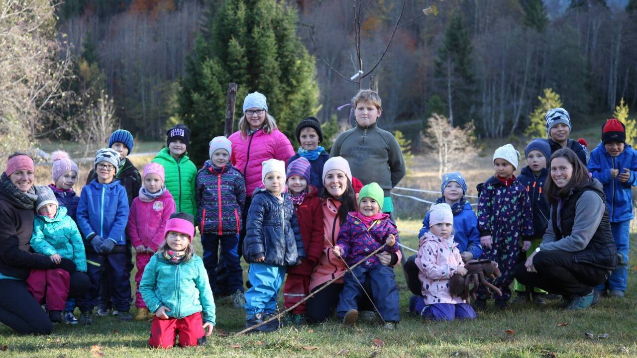 Die Waldspielgruppe „Waldfüchse“ (Schulalter) mit Gruppenleiterin Romana Fugger (links) sowie die Waldspielgruppe „Waldameisen“ (Kindergartenalter) mit Gruppenleiterin Birgit Ortner (rechts) und Obfrau Réka Buday (Mitte).  Die Waldspielgruppe „Waldfüchse“ (Schulalter) mit Gruppenleiterin Romana Fugger (links) sowie die Waldspielgruppe „Waldameisen“ (Kindergartenalter) mit Gruppenleiterin Birgit Ortner (rechts) und Obfrau Réka Buday (Mitte).