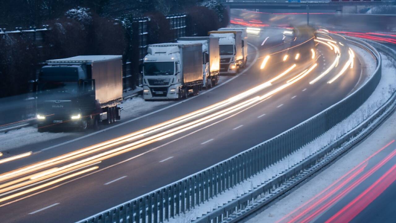 Mehr Lohn soll den Beruf des Lkw-Fahrers wieder attraktiver machen. 