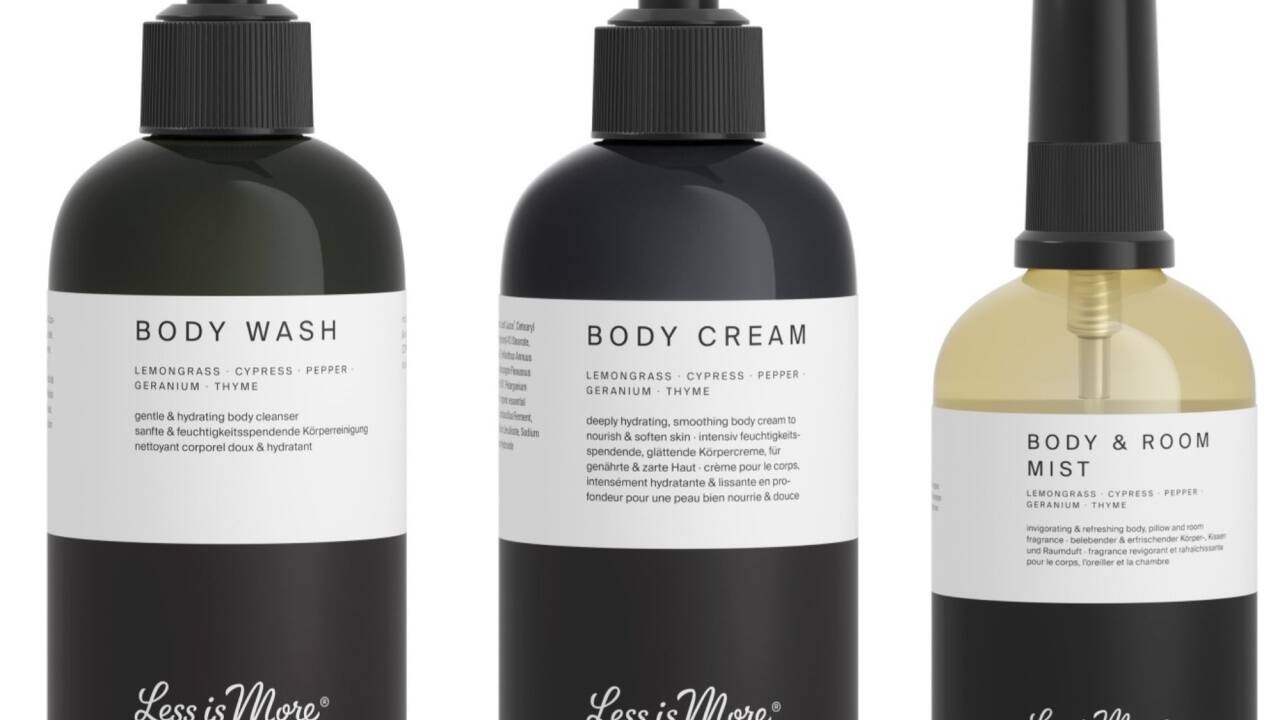 Neu im Portfolio von Less is More sind zudem „Body Wash“, „Body Cream“ und „Body & Room Mist“, die nach einem Mix aus Lemongrass, Zypresse, Pfeffer, Geranie und Thymian duften. 