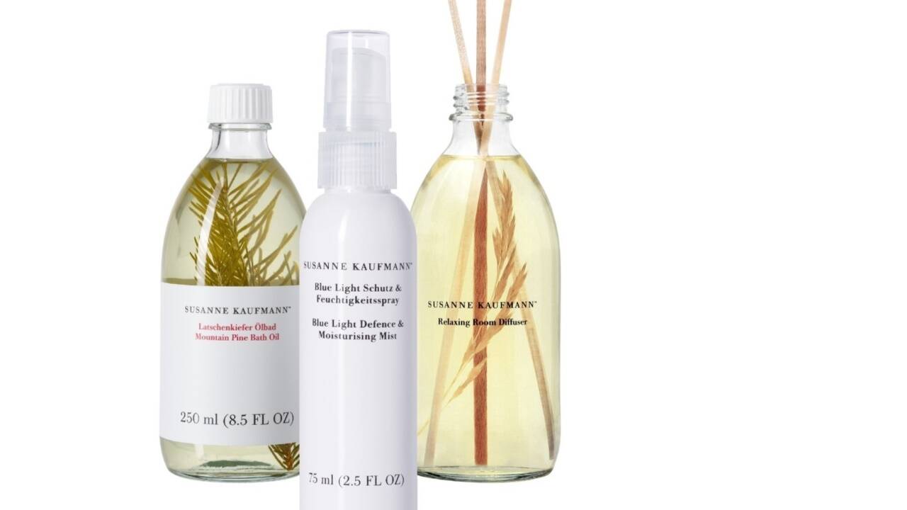 Neu bei Susanne Kaufmann sind der „Relaxing Room Diffuser“ , das „Latschenkiefer Ölbad“ und der „Blue Light Schutz & Feuchtigkeitsspray“ für das Gesicht mit Q10, Ectoin und Seidenextrakten sowie Blüten des Schmetterlingsflieders. 
