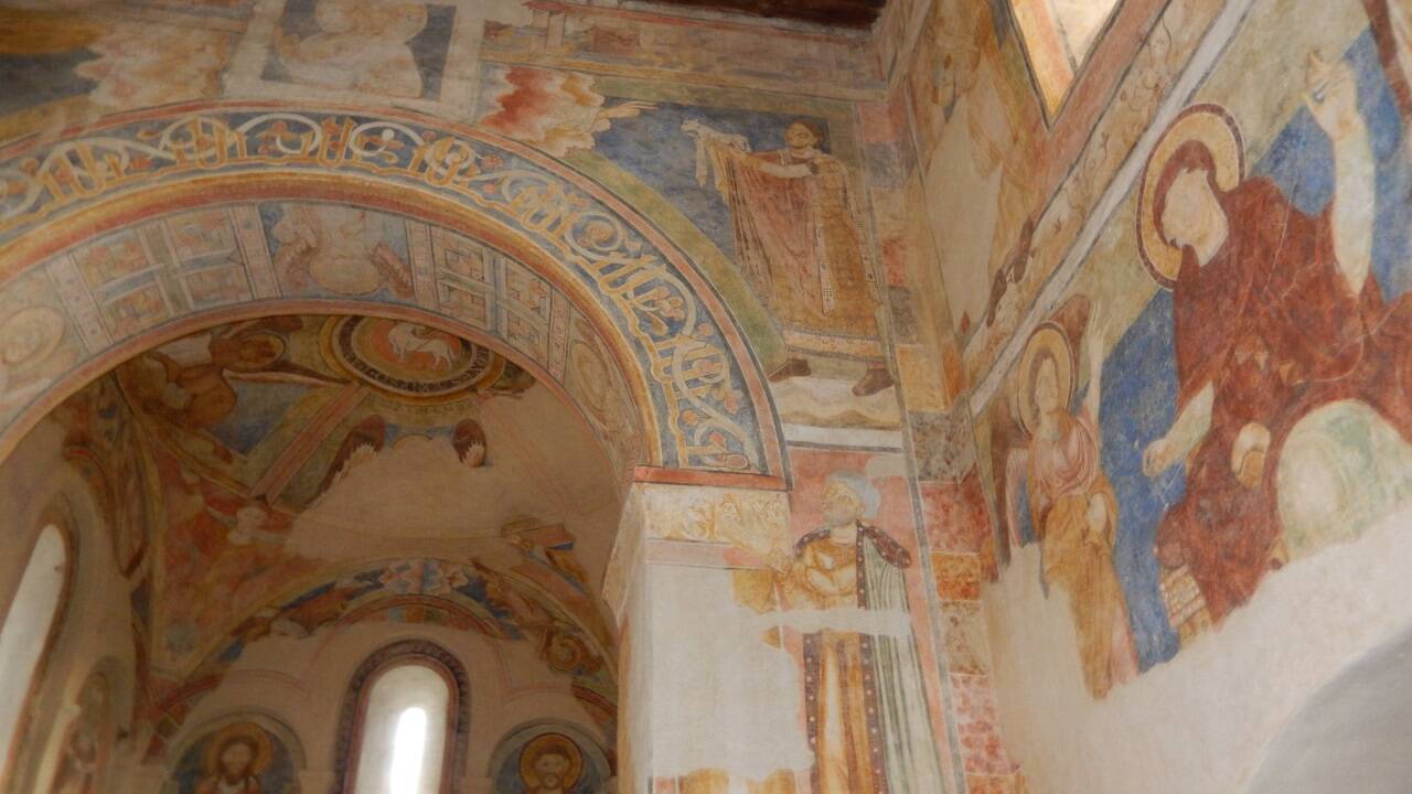 Auf dem Presbyteriumsbogen ist die arabische Inschrift zu sehen. 