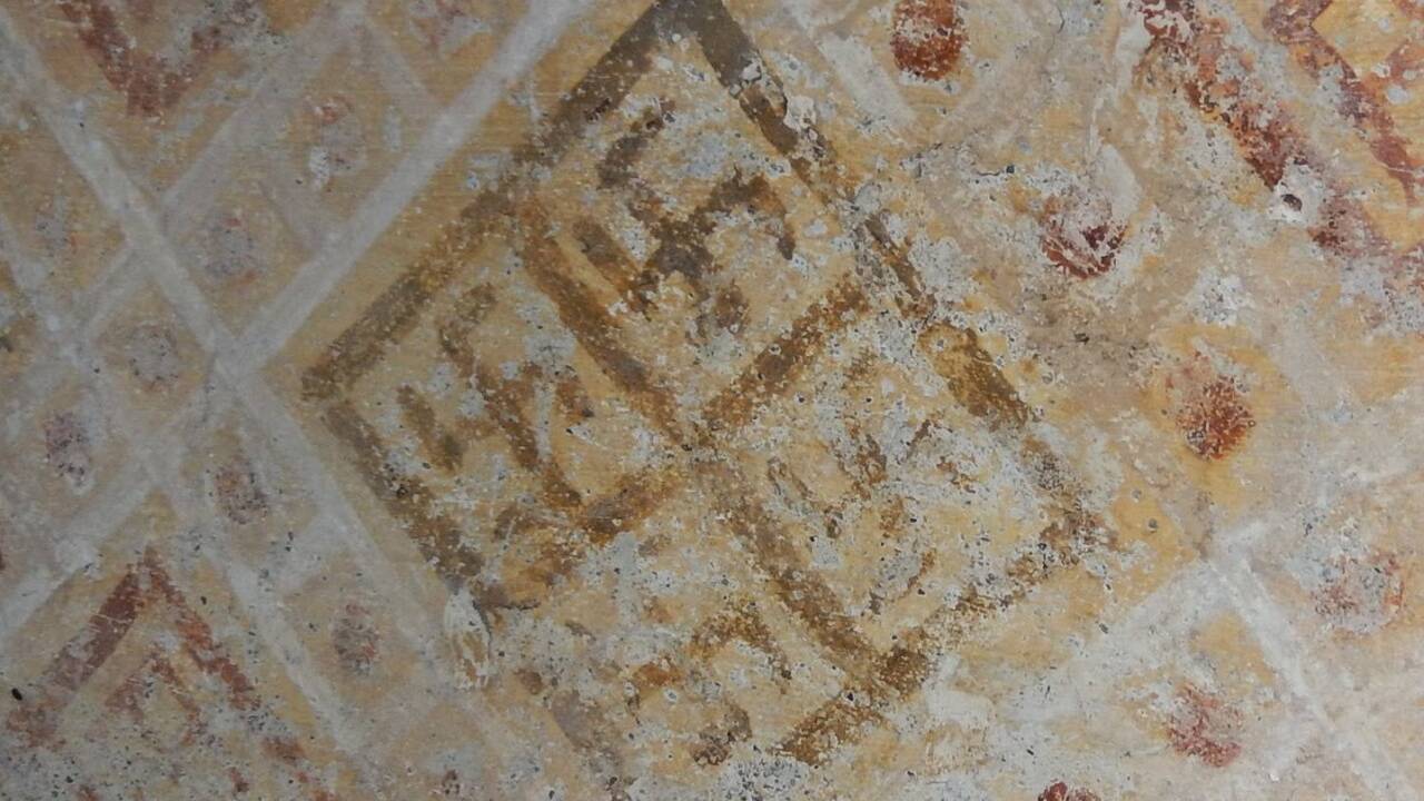 ... beherbergt kostbare Fresken aus dem 12. Jahrhundert, darunter solche mit Swastika-Symbolen. 