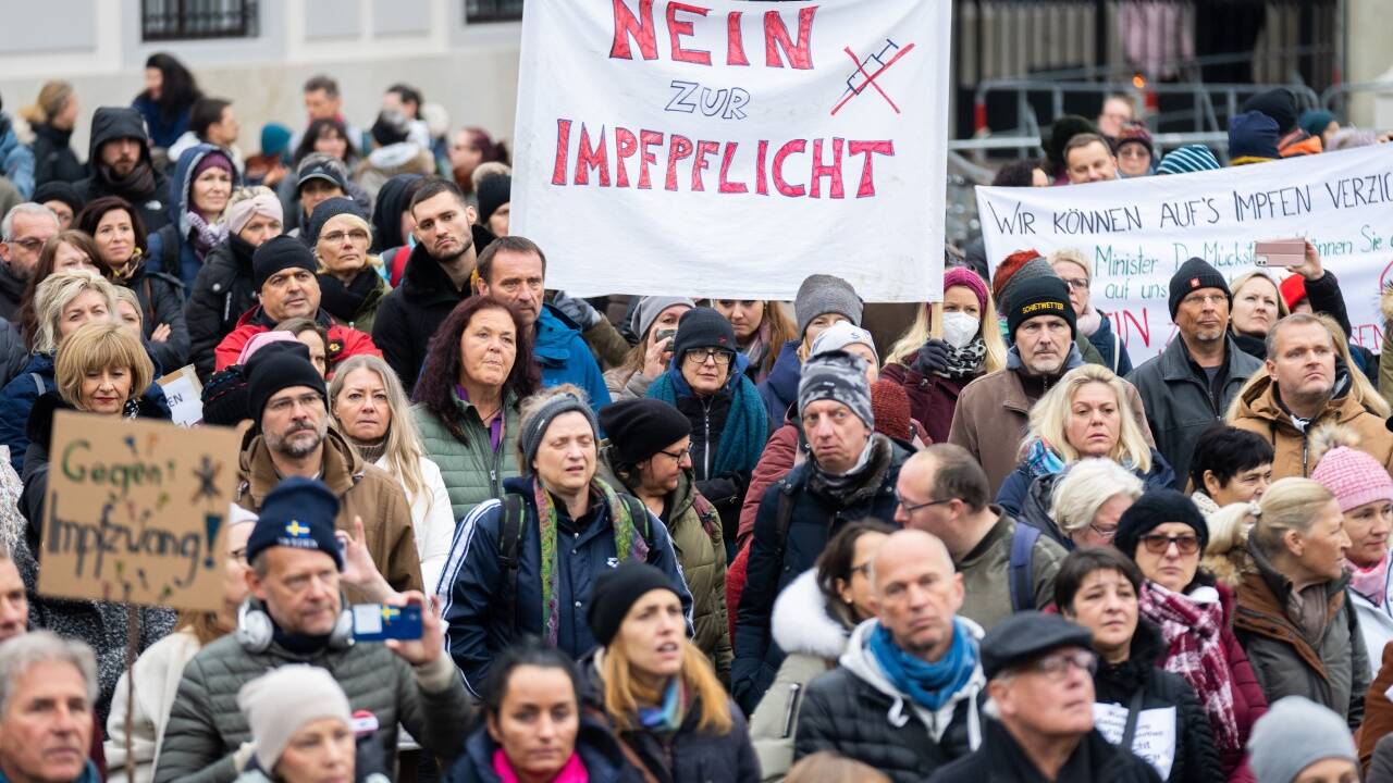 Die – gelinde gesagt – verbesserungswürdige Performance der Regierung gibt den Coronaskeptikern und Impfgegnern Auftrieb. Die – gelinde gesagt – verbesserungswürdige Performance der Regierung gibt den Coronaskeptikern und Impfgegnern Auftrieb.