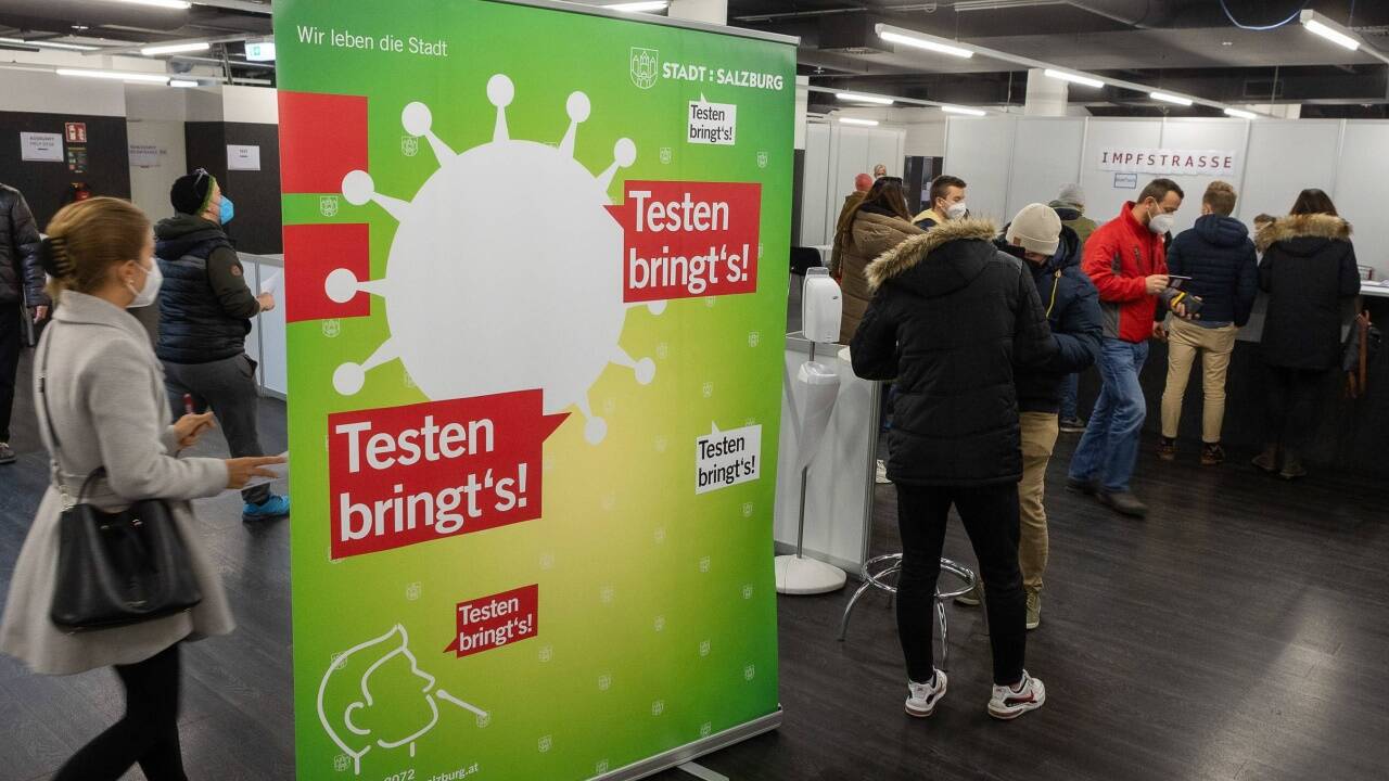 Impfen? Testen? Am Sonntag war im ehemaligen Cineplexx am Hauptbahnhof die Impfstraße geöffnet – und der Andrang groß.  