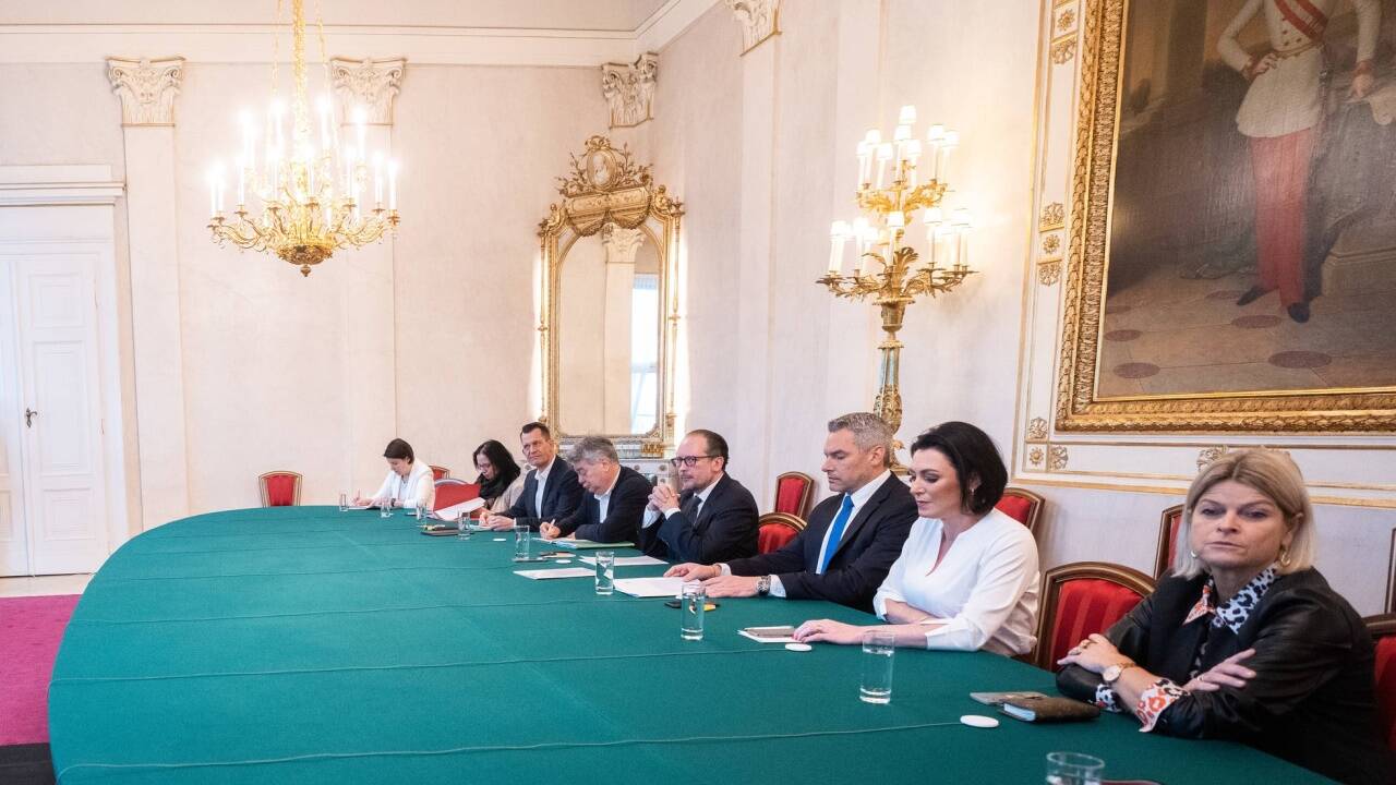 Die türkis-grüne Bundesregierung hat am Sonntag einen Krisengipfel abgehalten. Ein Lockdown für alle konnte trotz Anraten der Expertinnen und Experten nicht durchgesetzt werden.  
