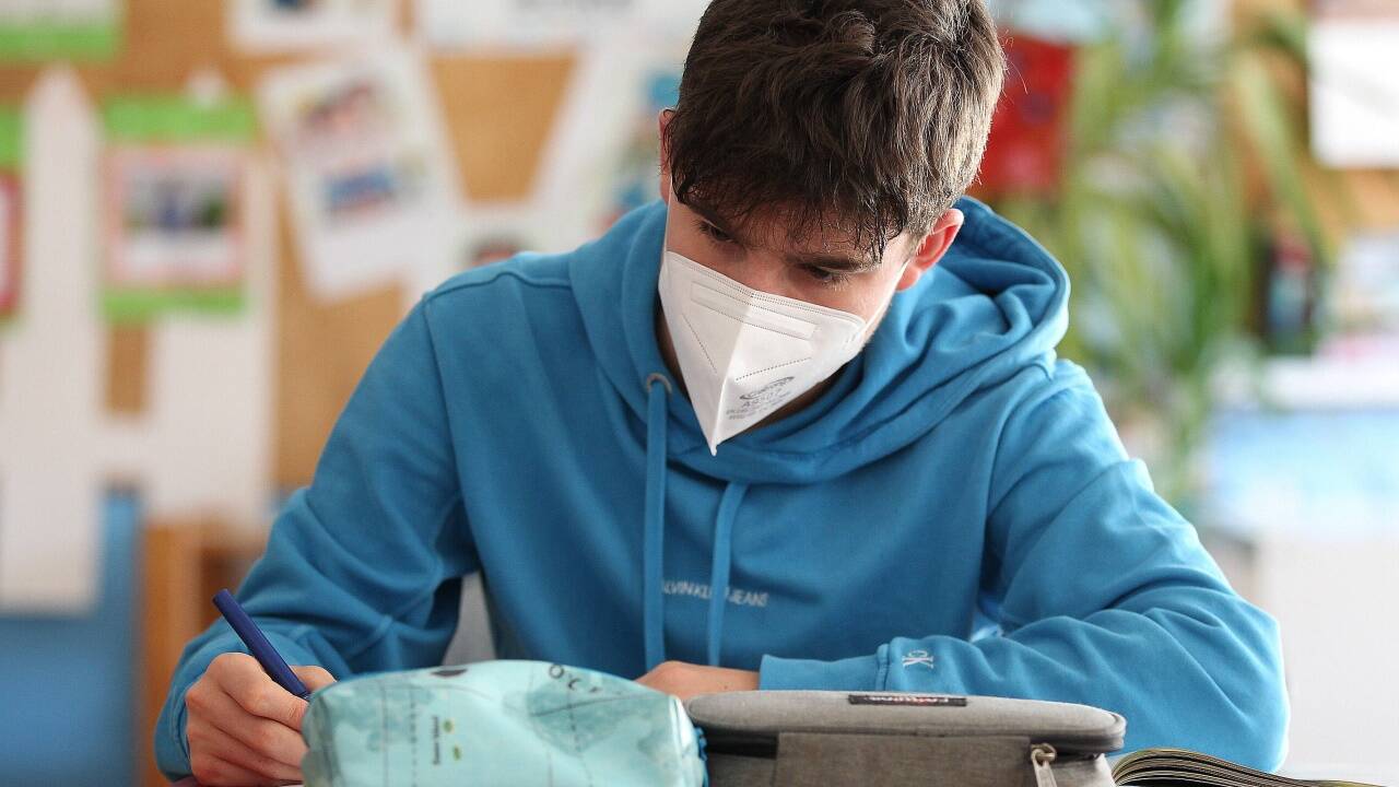 Schüler mit FFP2-Maske. 