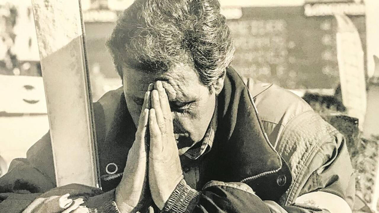 ÖSV-Pressesprecher Jo Schmid sichtlich erleichtert, nachdem der letzte Läufer bei der Ski-WM 1991 in Saalbach im Ziel war.  