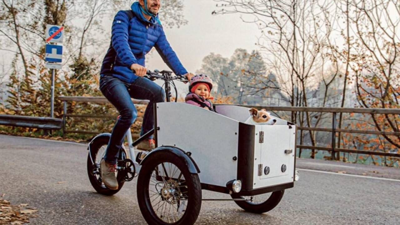  Unterwegs mit Kind und Hund im Elektro-Lastenrad von Family Rides. F 