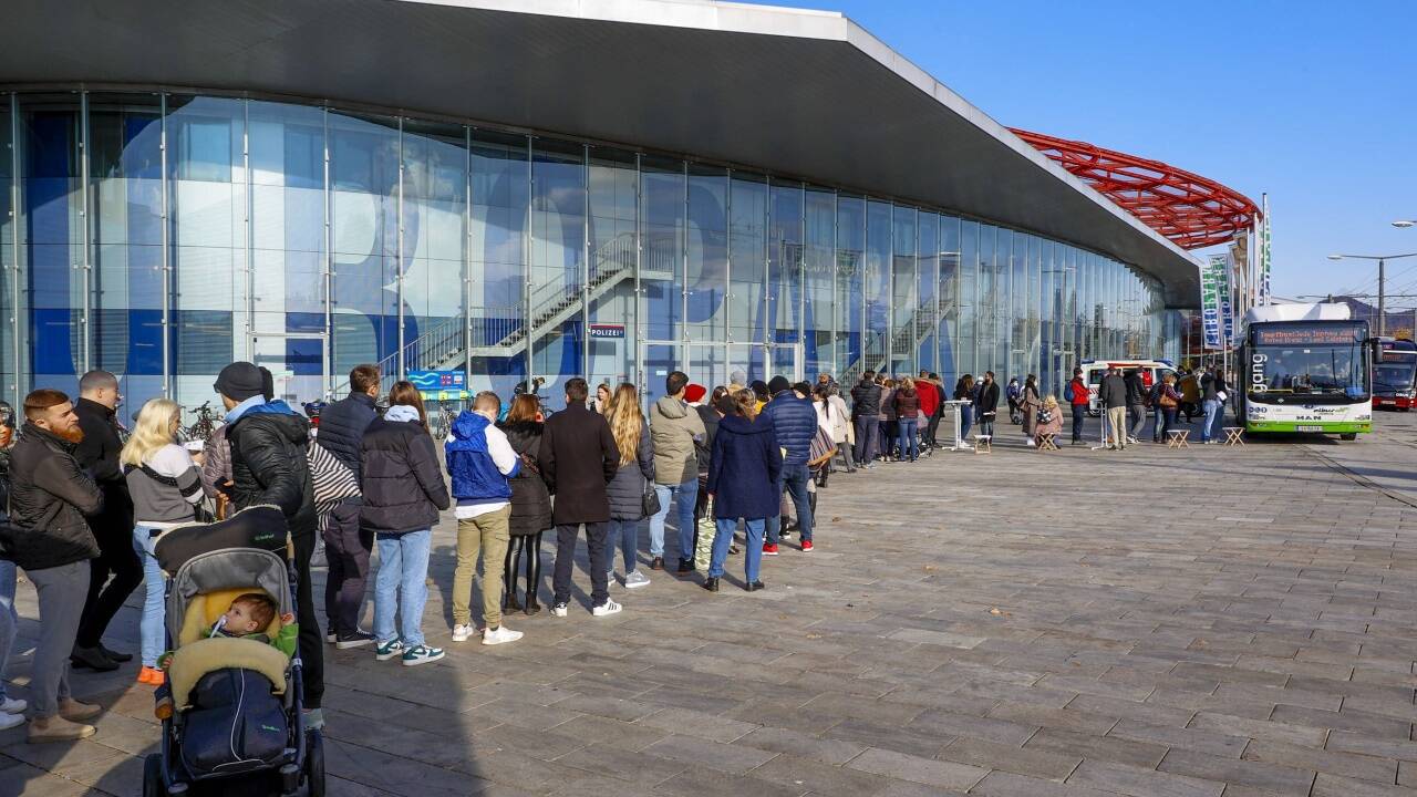 Durch die jüngsten Verschärfungen der Coronamaßnahmen mit einem Lockdown für Ungeimpfte steigt die Zahl der Impfungen wieder deutlich. Besonders gefragt waren zuletzt Impfungen ohne Anmeldung – wie hier beim Halt des Impfbusses vor dem Europark. 