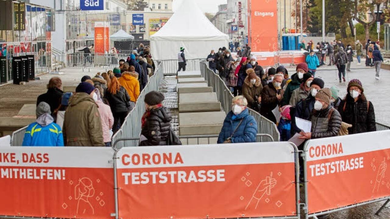 An den Teststraßen staut es sich. An den Teststraßen staut es sich.
