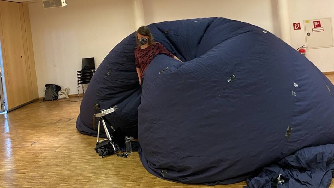 Rund eine Viertelstunde benötigt Grützbauch, um ihr Planetarium aufzubauen. 