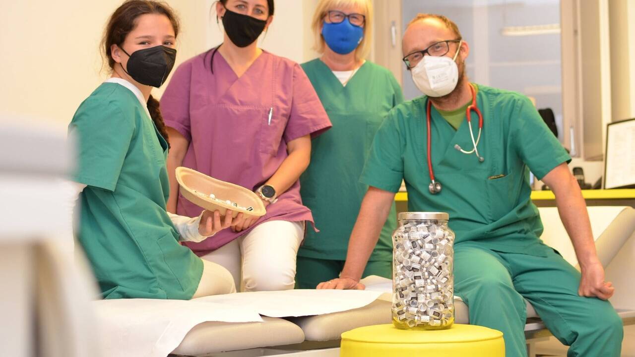 In dieser Praxis in Lend wurde schon viel für den regionalen Impffortschritt getan. V. l.: Theresa Koutna (Praktikantin), Sabine Timelthaler, Renate Gruber (Ordinationsassistentinnen) und Werner Landmann (ordinierender Arzt in Dienten und Lend). 