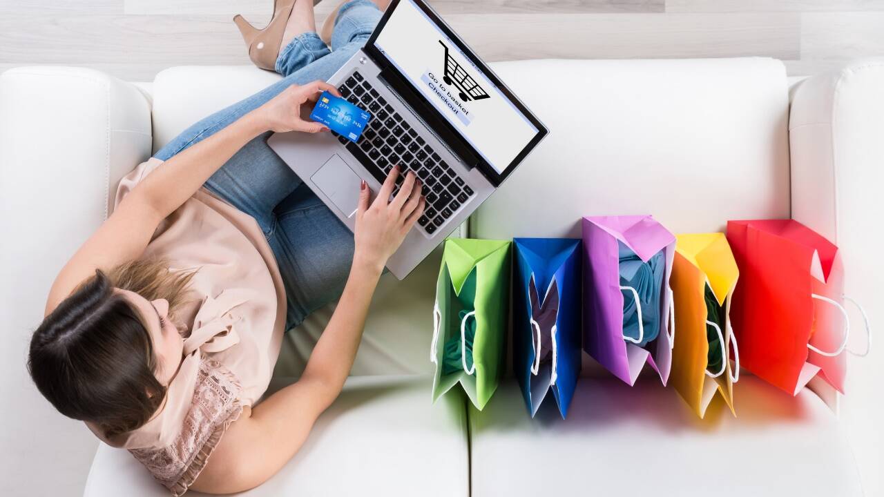 Drei Viertel der Österreicher starten vom Sofa aus in die Weiten des Internets – seit Corona auch immer öfter zum Einkaufen.  