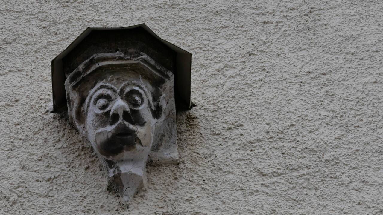 Die Witterung hat dem Gesicht schon sehr zugesetzt.  