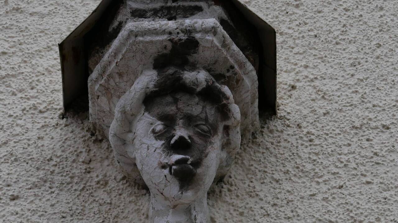 Die Witterung hat dem Gesicht schon sehr zugesetzt.  