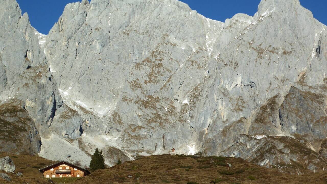 Die Schartenhütte unter dem Bratschenkopf ist eine der „Vier Hütten“.  