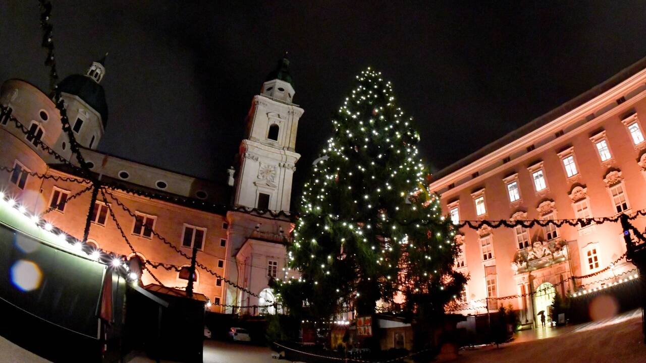 Der Christkindlmarkt in Salzburg öffnet nur für wenige Tage – dann gehen die Lichter wieder aus. Ab Montag gilt ein Lockdown, der bis Weihnachten dauern könnte. 