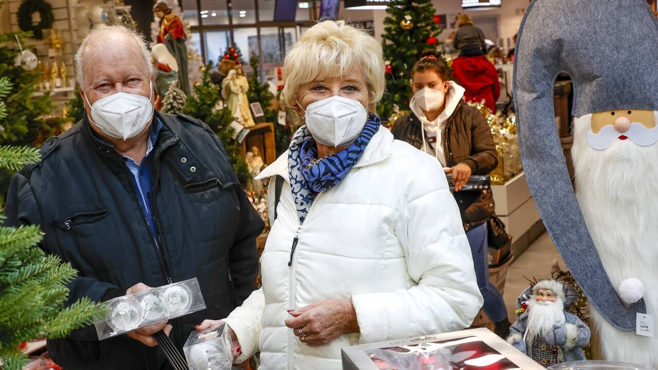 Gebhard und Monika Wolf kaufen noch Weihnachtsdekoration. 