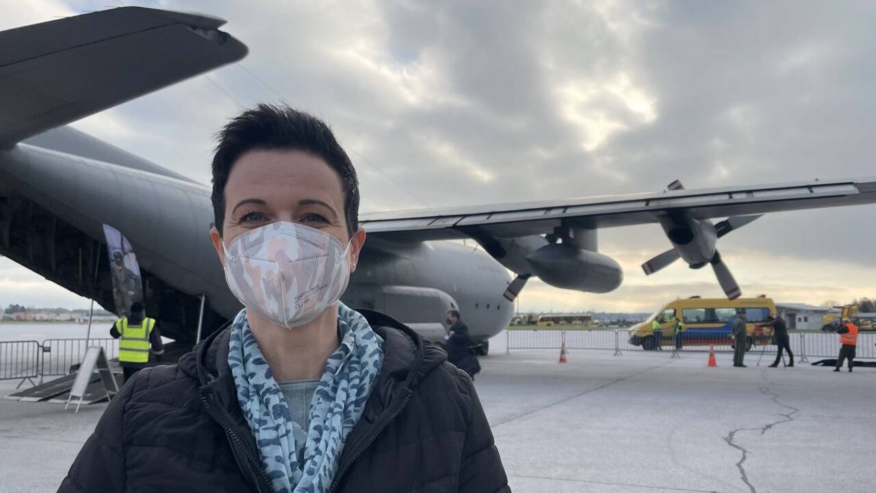 Impfen in der Hercules C-130 – die Salzburgerin Sonja Klaus holte sich ihren dritten Stich. 
