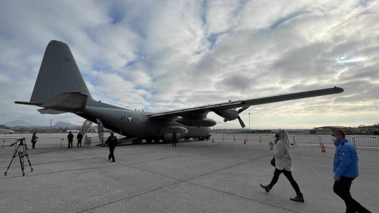 Impfen in der Hercules C-130.  