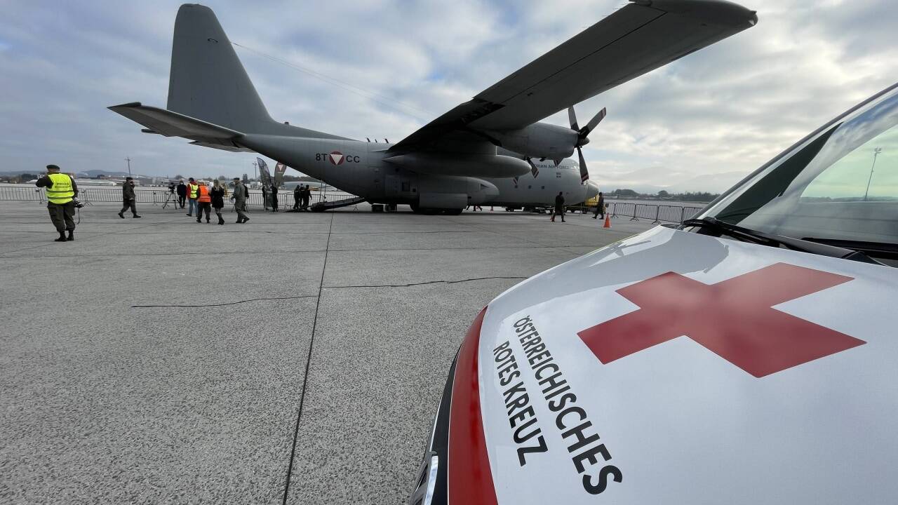 Impfen in der Hercules C-130.  