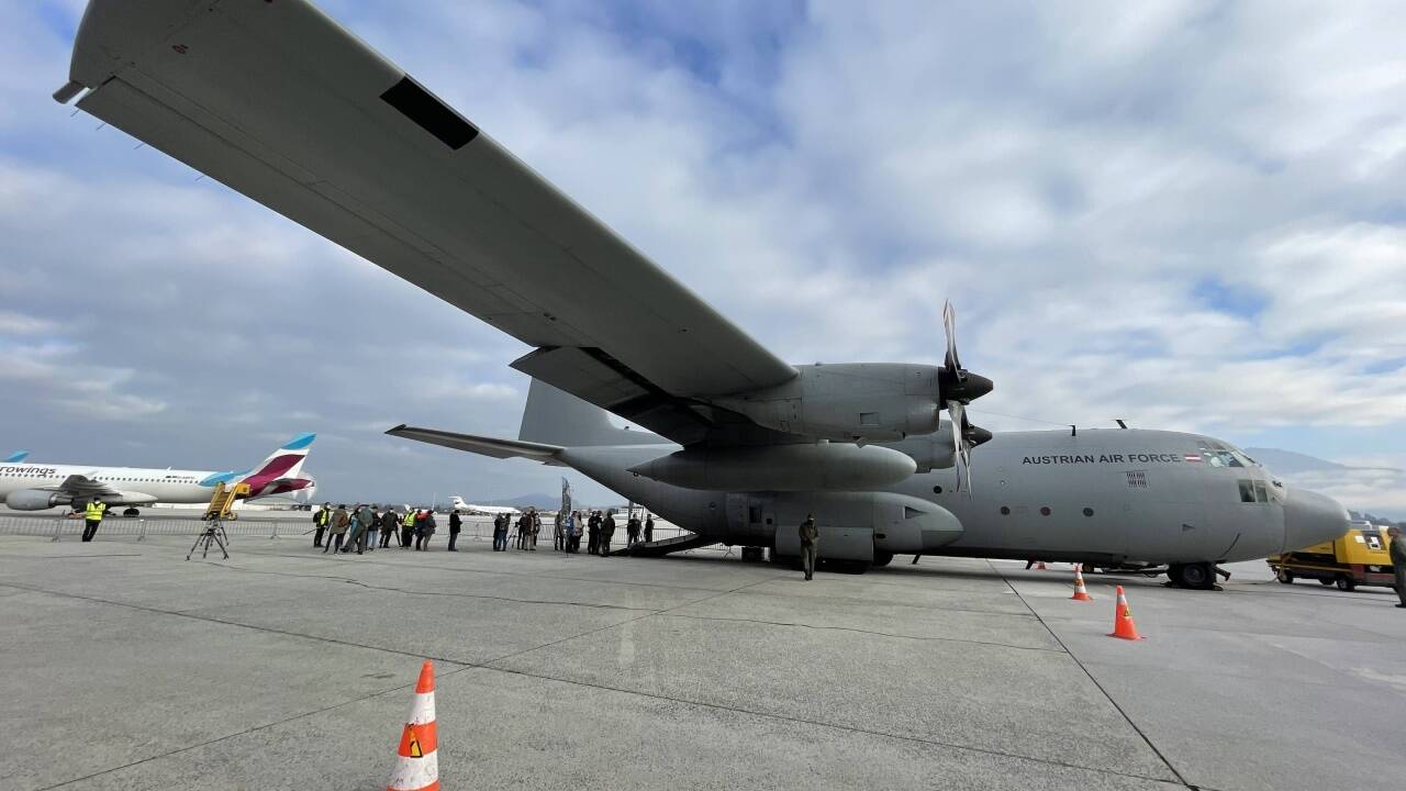 Impfen in der Hercules C-130.  