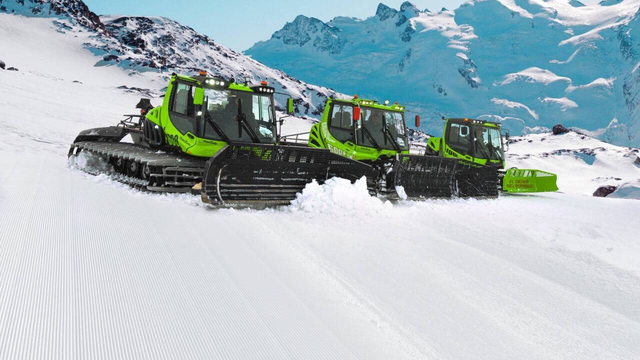 Die Firma Kässbohrer führt mit ihren Pistenbullys auf dem Hintertuxer Gletscher ein Pilotprojekt durch, bei dem synthetisch erzeugter Treibstoff verwendet wird.  